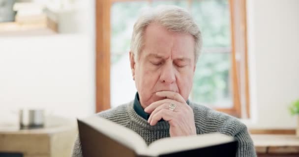 Anciano Lectura Religión Sagrada Biblia Para Rezar Aprendizaje Educación Pensamiento — Vídeos de Stock