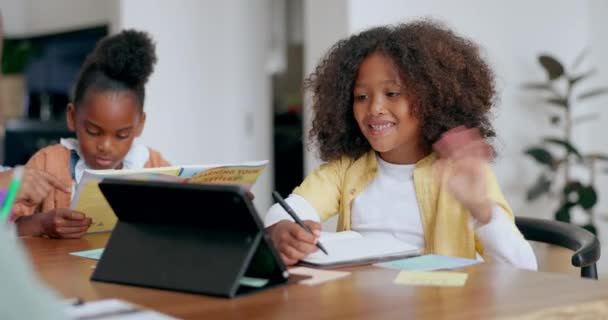 Escritura Niños Videollamada Tableta Para Aprendizaje Electrónico Estudio Apoyo Ayuda — Vídeos de Stock