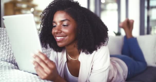 タブレット 幸せな女性は ソーシャルメディア チャット または自宅で電子ブックでソファーでリラックスします オンラインサインアップサービス コミュニケーションでリビングルームに横たわるデジタル アプリ — ストック動画