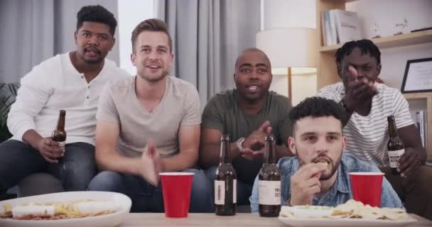 Aufgeregt Sitzen Sportler Und Männer Mit Bier Auf Dem Sofa — Stockvideo