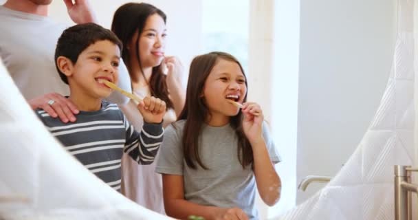 快乐的家庭 在镜子里刷牙和卫生 为父母 孩子和孩子们提供反思和浴室 牙科保健 口腔保健 牙膏牙刷 牙龈疾病 口腔清洁 — 图库视频影像