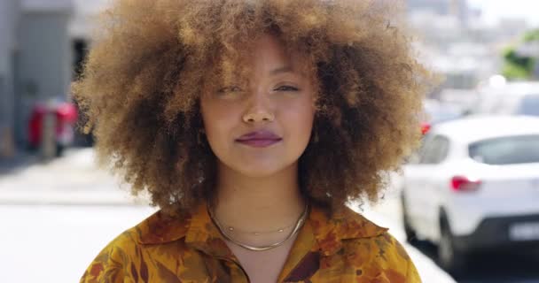 Gezicht Afro Geheim Met Een Zwarte Vrouw Een Stad Stil — Stockvideo