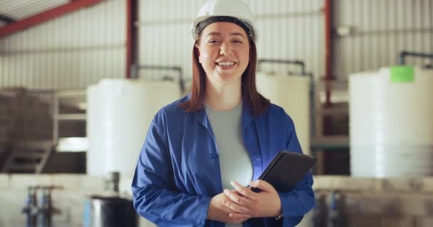 Depoda Tableti Olan Mutlu Kadın Yüz Mühendis Bakım Için Fabrika — Stok video