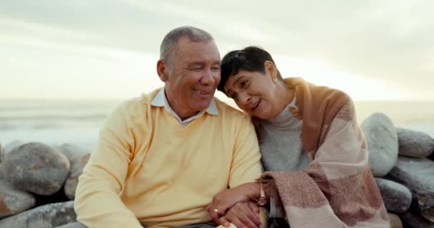 Senioren Paar Liefde Praten Het Strand Met Zorg Toewijding Avontuur — Stockvideo