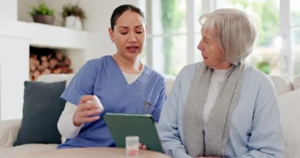Prescrição Tablet Discussão Por Enfermeiro Mulher Comunicação Sobre Medicina Conselhos — Vídeo de Stock