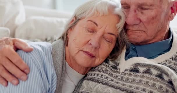 Любовь Счастливая Пожилая Пара Обнимающаяся Диване Гостиной Комфорта Единения Уход — стоковое видео