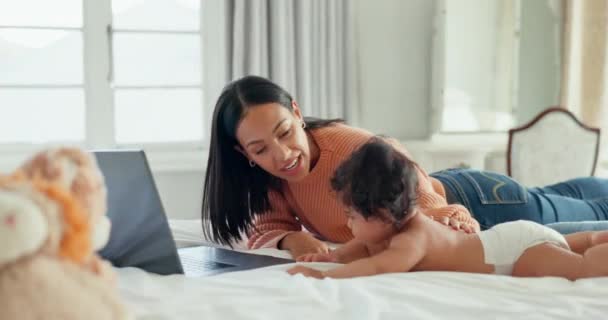 Laptop Uzaktan Kumanda Bebekli Anne Bağlanmak Için Bir Yatakta Rahatla — Stok video