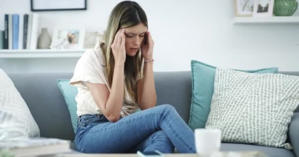 Разочарованная Женщина Головная Боль Стресс Диване Депрессии Тревога Ошибка Гостиной — стоковое видео