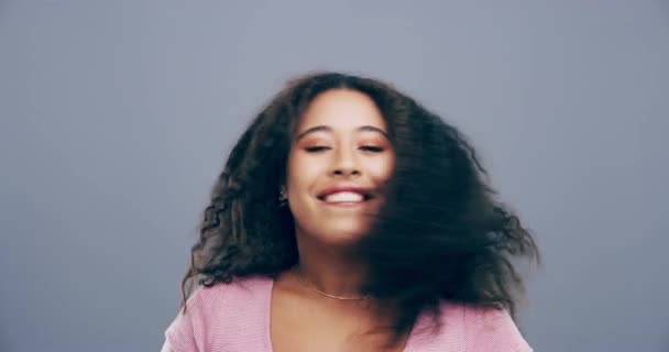 Рок Рука Жест Енергія Або Обличчя Щасливої Жінки Студії Сірому — стокове відео