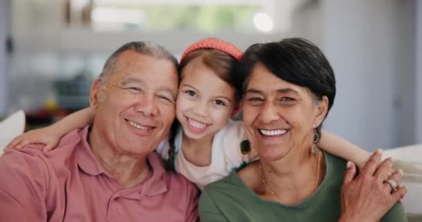 Glücklich Gesicht Und Kind Umarmen Großeltern Auf Einem Sofa Zum — Stockvideo