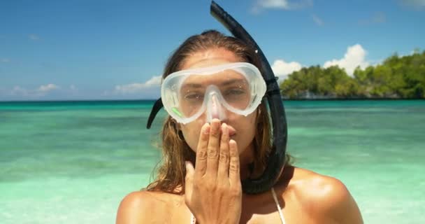 Сноркелинг Пляж Женщина Лицо Дует Поцелуй Свободы Открытом Воздухе Летнего — стоковое видео