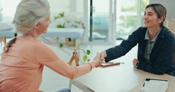 Consulta Fisioterapeuta Anciana Paciente Apretón Manos Bienvenida Consultoría Rehabilitación Personas — Vídeos de Stock