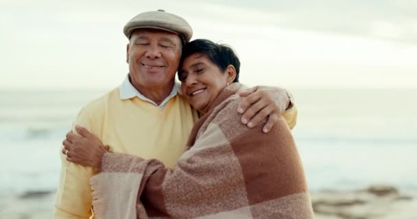 Seniorenpaar Knuffel Blij Het Strand Voor Liefde Toewijding Avontuur Buiten — Stockvideo