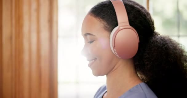 Kadın Kulaklık Podcast Için Gülümseme Hemşire Şarkı Ses Müzik Listesi — Stok video