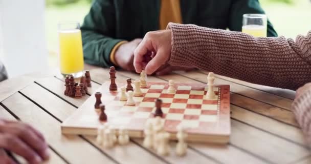 Mennesker Sjakk Håndtrykk Sjakkmatt Seier Bord Nært Samarbeid Med Gratulasjoner – stockvideo