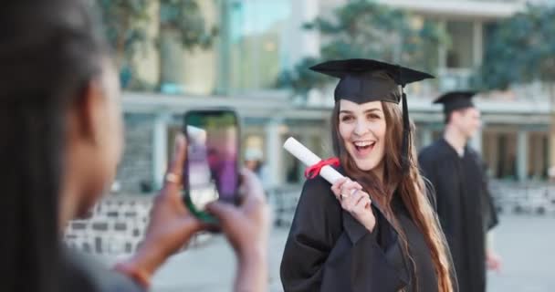 电话照片 毕业证书或快乐女性为学习成绩 大学进步或学院而庆祝 向社交媒体颁发毕业证书 手机或研究生照片 — 图库视频影像
