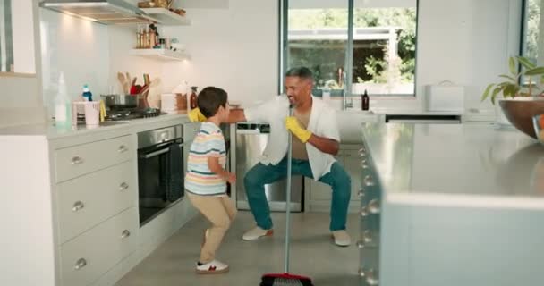 Schoonmaken Papa Kind Dansen Keuken Met Een Bezem Vegen Leuk — Stockvideo