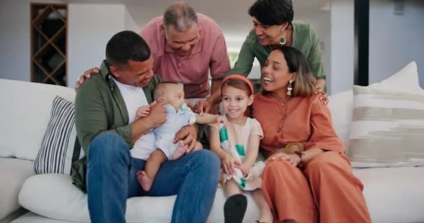 Children Parents Grandparents Together Sofa Living Room Home Visit Portrait — Stock Video