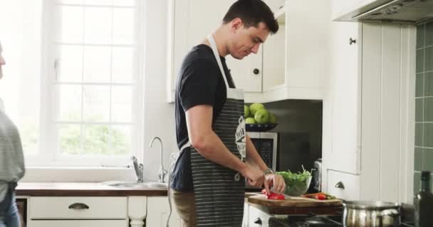 Liebe Umarmung Und Gemüse Mit Einem Paar Das Der Küche — Stockvideo