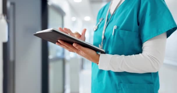 用于医院数据 结果或在线图表 时间表和信息的医疗软件的护士 帮手和平板电脑 对数字技术进行研究 滚动和打字的保健人员或医生 — 图库视频影像