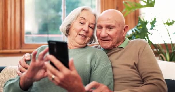 Расслабьтесь Онлайн Пожилая Пара Диване Телефоном Приложение Потоковое Видео Социальных — стоковое видео