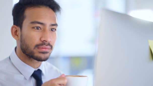 Advogado Focado Bebendo Cappuccino Enquanto Trabalhava Caso Para Seu Próximo — Vídeo de Stock