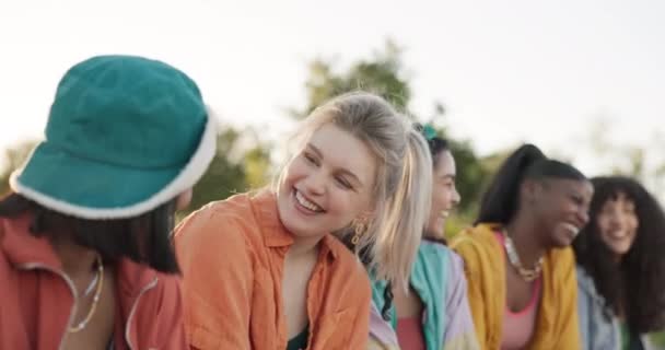 Friends Group Joke Outdoor Laughing Story Gossip Summer Bonding Happiness — Stock Video