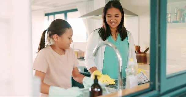 Mãe Menina Lavar Pratos Cozinha Feliz Alta Cinco Com Luvas — Vídeo de Stock