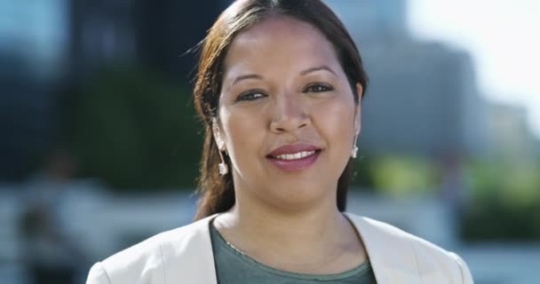 Glad Ansigt Business Kvinde Byen Med Positiv God Selvsikker Holdning – Stock-video