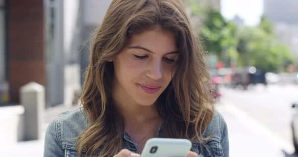 Glücklich Online Und Frau Der Stadt Telefon Für Chats Internet — Stockvideo