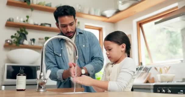 Ragazza Che Lava Mani Con Padre Cucina Igiene Salute Benessere — Video Stock