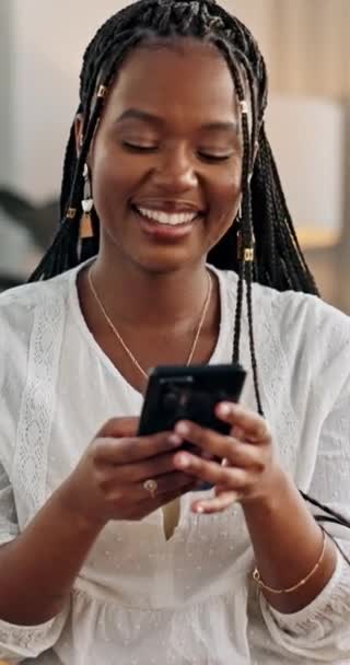 Kadın Gülüyor Akıllı Telefondan Mesaj Atıyor Sosyal Ağda Oturma Odasında — Stok video