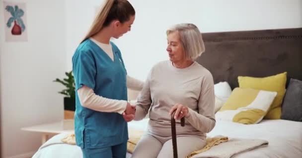 Ouderen Vrouw Verpleegster Met Wandelstok Voor Hulp Ondersteuning Bewegingsstoornissen Slaapkamer — Stockvideo