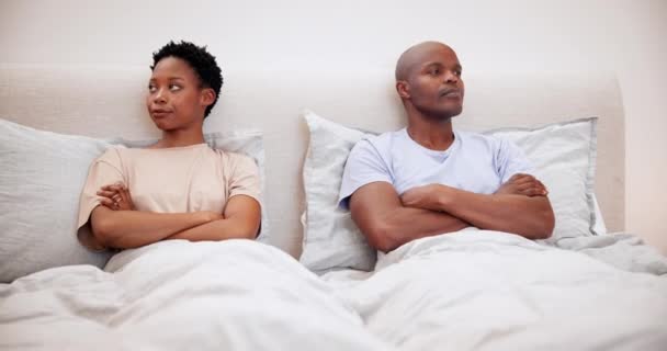 Pasangan Kulit Hitam Berkelahi Dan Mengabaikan Kamar Tidur Konflik Atau — Stok Video