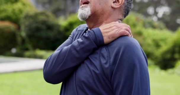 Pria Senior Bahu Dan Sakit Dengan Tangan Peradangan Dan Tendinitis — Stok Video