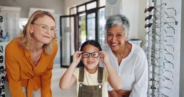Dziecko Wybór Okulary Uśmiech Klinika Opieki Zdrowotnej Opieki Oczu Decyzji — Wideo stockowe