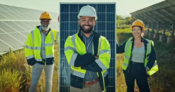 持続可能性のための代替エネルギーの取付けのためのチームワークが付いている太陽電池パネルのための笑顔の顔 男および女性 多様なグループ エンジニア またはメンテナンスのコラボレーションに興奮 — ストック動画