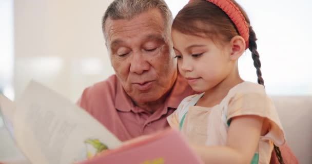 Sorria Livro Avô Lendo Com Criança Sofá Sala Estar Casa — Vídeo de Stock