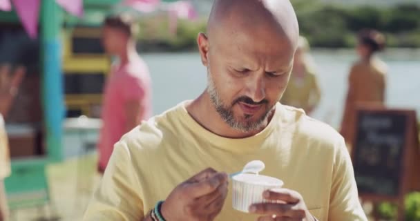 Человек Лицо Едят Мороженое Открытом Воздухе Свобода Положительные Весело Отдыхе — стоковое видео