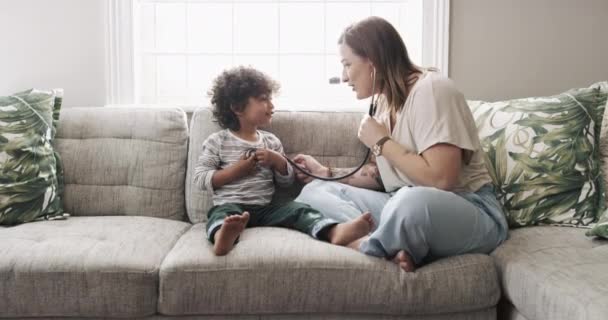 Çocuk Tıbbi Aletlerle Doktor Annecilik Oynamak Sağlık Hizmetleriyle Bağ Kurmak — Stok video