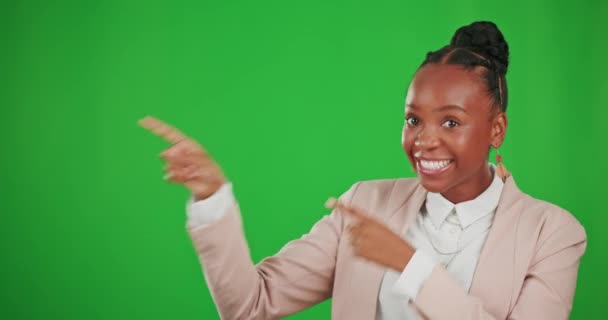 快乐的黑人女人 指着绿色的屏幕 工作室的标志和模仿的背景 兴奋的女工 肖像画和广告业务推广 产品安插和展示即将推出的产品 — 图库视频影像