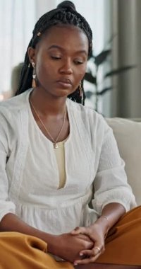 Stres, anksiyete ve evdeki siyah kadın oturma odasındaki kanepede akli sağlığı için endişeleniyor. Üzücü, şüphe ve kanepede korku, depresyon ya da hata ya da finansal krizle karıştırılmış bir kız..