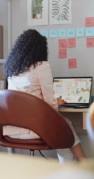 Zakelijk Vrouw Terug Met Laptop Scherm Website Zoeken Digitale Marketing — Stockvideo