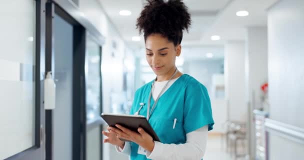 Enfermera Mujer Tableta Para Servicios Hospitalarios Historias Clínicas Información Clínica — Vídeo de stock
