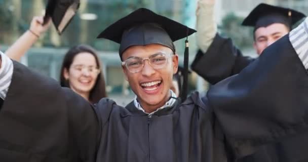 達成または学校の目標のためのキャンパスで幸せな男の卒業 または顔 クラスグループの成功 大学の卒業証書 または笑顔 誇りまたは学位の証明書で興奮した学生 — ストック動画