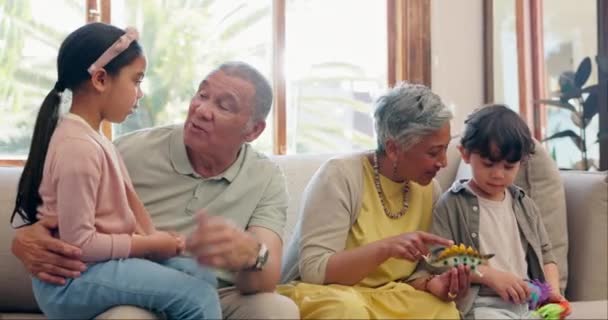 Avós Filhos Conversa Sala Estar Casa Brincando Com Brinquedos Laços — Vídeo de Stock