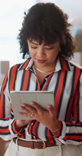 Zakenvrouw Tablet Typen Kantoor Communicatie Zoeken Internet Netwerken Vrouwelijke Persoon — Stockvideo
