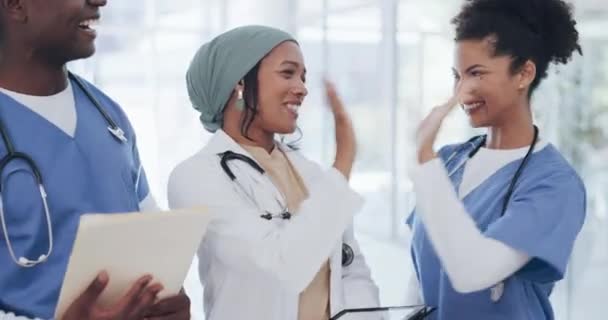 Médicos Tablet Alto Cinco Sucesso Trabalho Equipe Colaboração Diversidade Hospitalar — Vídeo de Stock