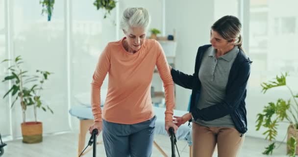 Fisioterapia Mujer Mayor Ayuda Con Caminante Para Consulta Salud Clínica — Vídeo de stock