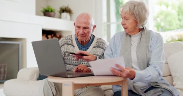 Conversación Pareja Ancianos Con Documento Financiero Portátil Para Impuestos Ahorros — Vídeos de Stock